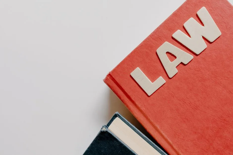 Gros plan détaillé de livres de droit et de réglementation sur une étagère, mettant en avant l'éducation et la connaissance.